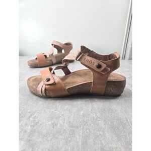 Taos Universe Sandals 6-6.5 Tan Leather Comfort Walking Strappy Boho Low Wedge